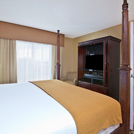 Holiday Inn Express & Suites - Sharon-Hermitage By Ihg West Middlesex Bagian luar foto