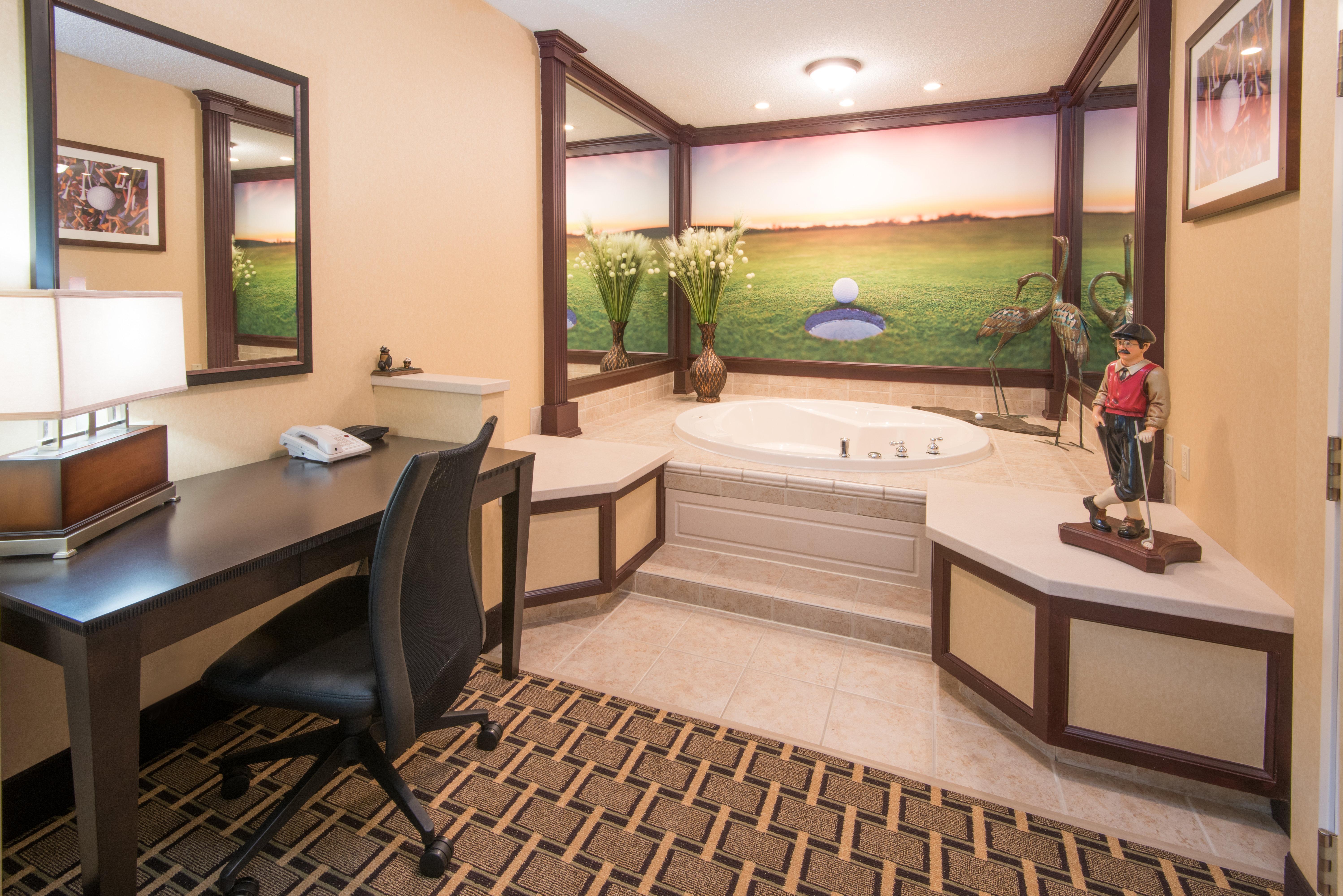 Holiday Inn Express & Suites - Sharon-Hermitage By Ihg West Middlesex Bagian luar foto