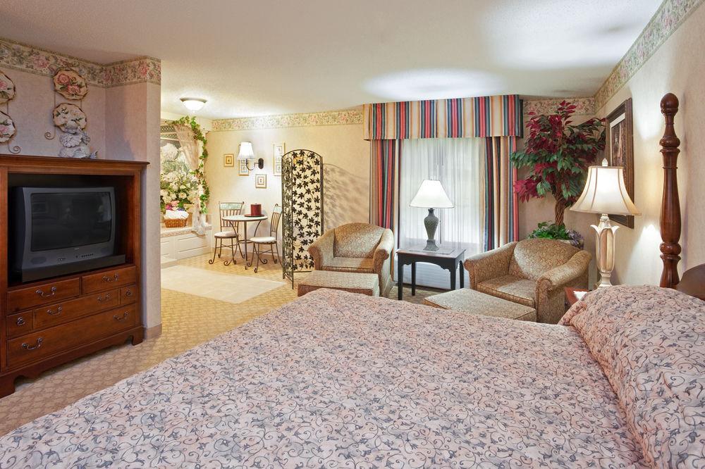 Holiday Inn Express & Suites - Sharon-Hermitage By Ihg West Middlesex Bagian luar foto