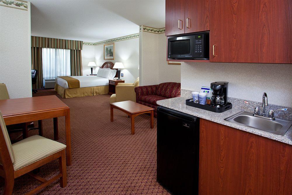 Holiday Inn Express & Suites - Sharon-Hermitage By Ihg West Middlesex Bagian luar foto