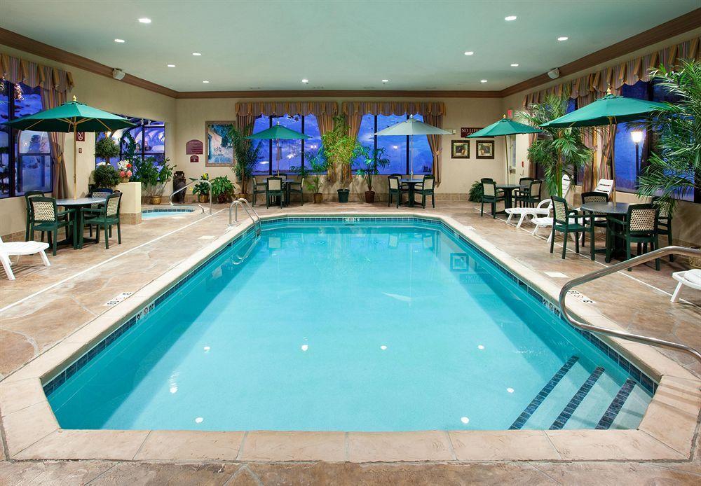 Holiday Inn Express & Suites - Sharon-Hermitage By Ihg West Middlesex Bagian luar foto